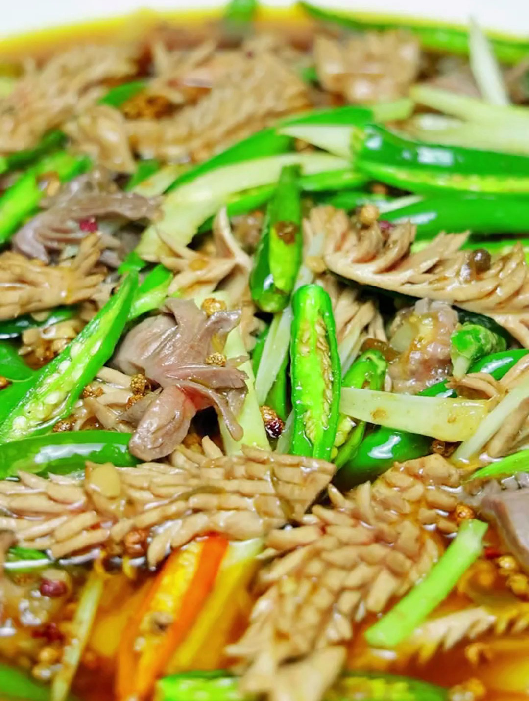 今天做一道我的创新爆炒江湖菜 青壹色火爆双脆,只需要炒8秒钟