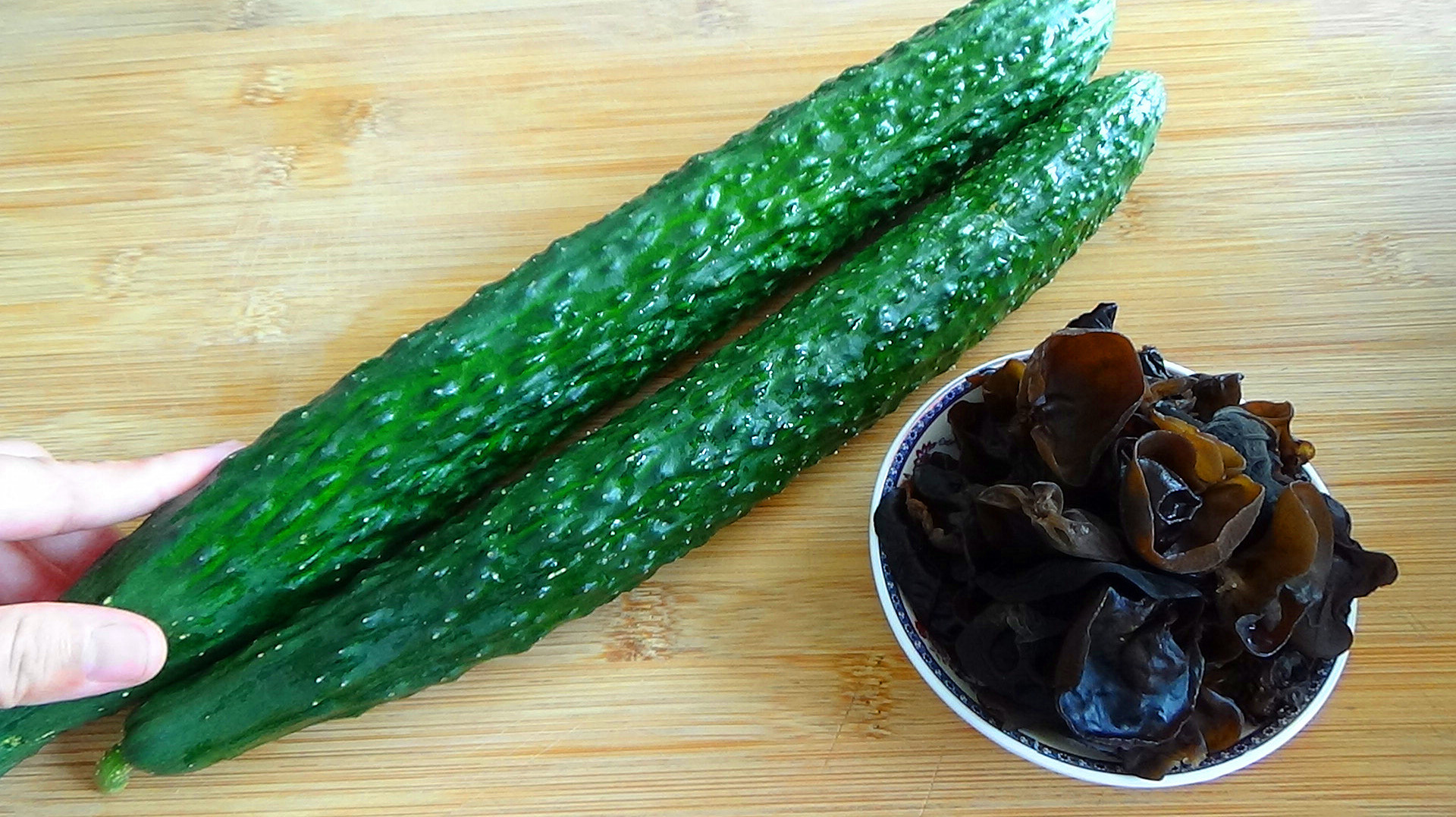 2根黄瓜,1把木耳,简单一做,我家一周吃2次,上桌瞬间就光盘