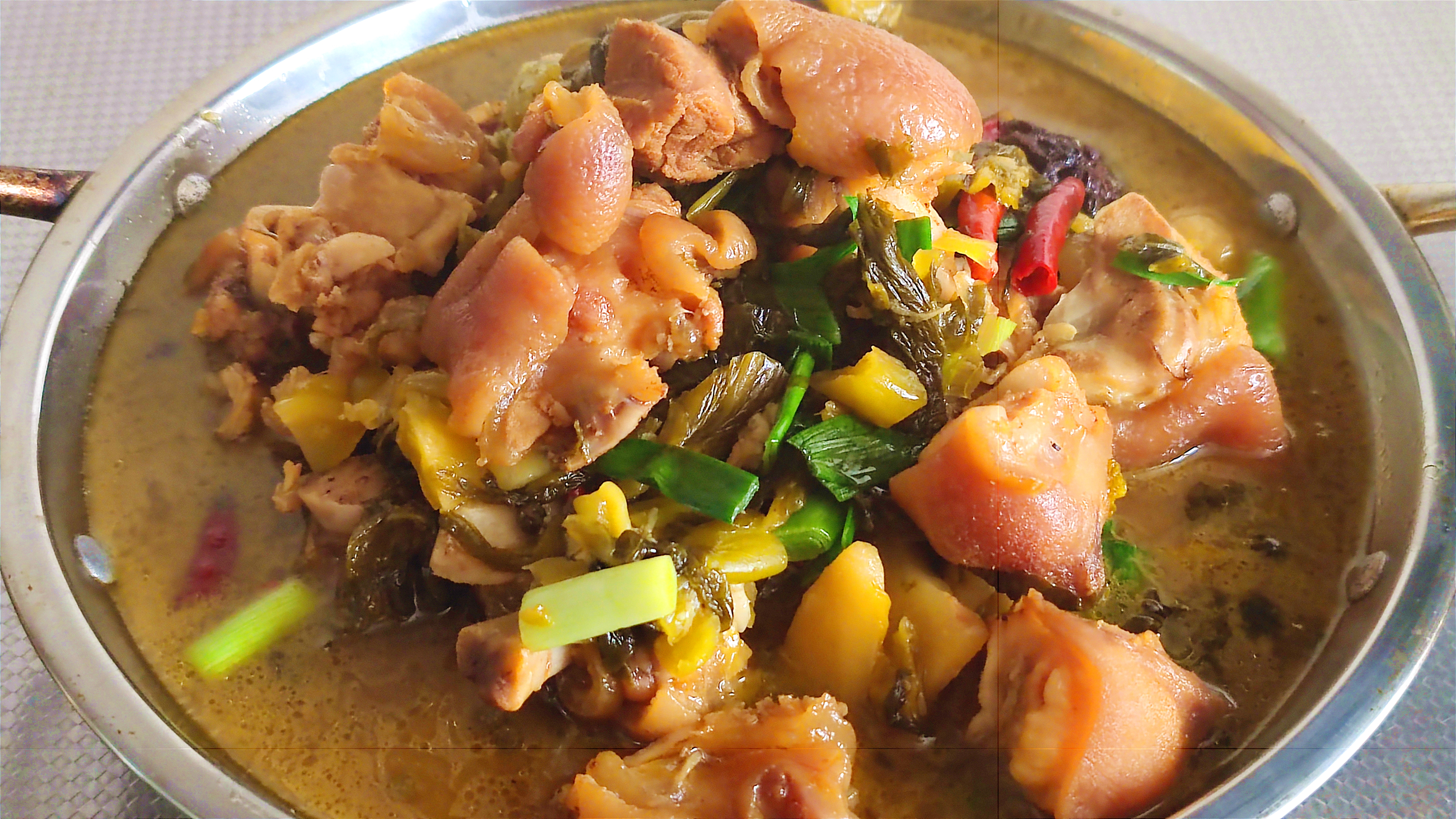 家常酸菜炖猪蹄的正确做法，猪蹄软糯，酸菜开胃，好吃不腻，真香