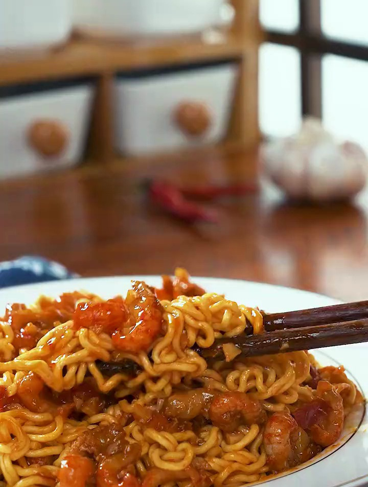 绝了绝了!当龙虾尾遇上方便面,简直是拌面中的天花板!