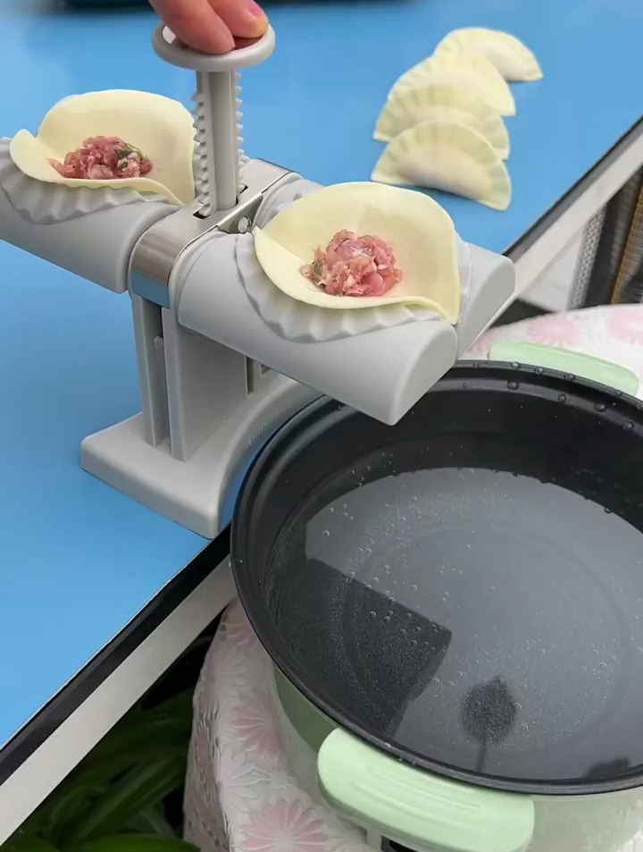 东北大娘自制“饺子神器”,天哪!做饺子真是又快又好吃