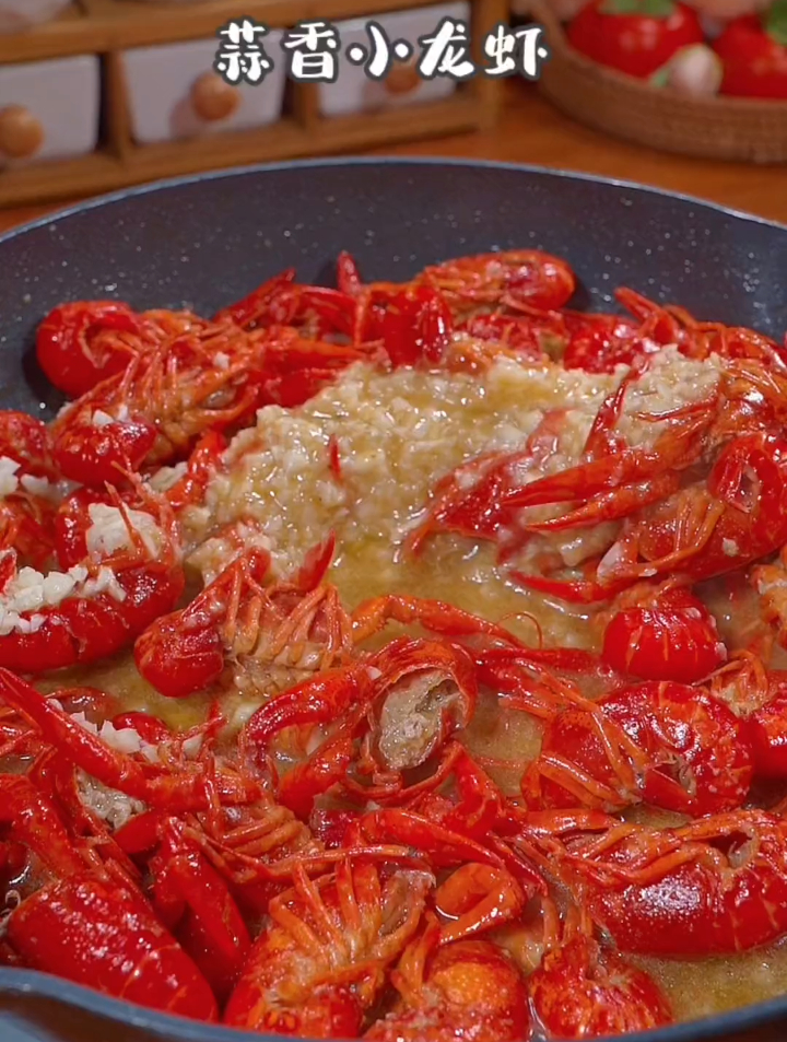 这么热的天来一份小龙虾配冰啤九,真是太爽了