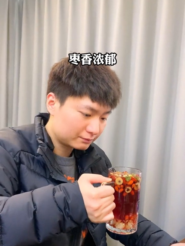 一年到头都熬夜,建议喝杯枸杞桑葚桂圆茶