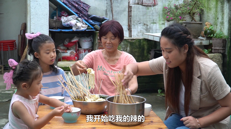 燕子在家做麻辣串串,好吃又实惠,30元食材能做80串,麻辣过瘾
