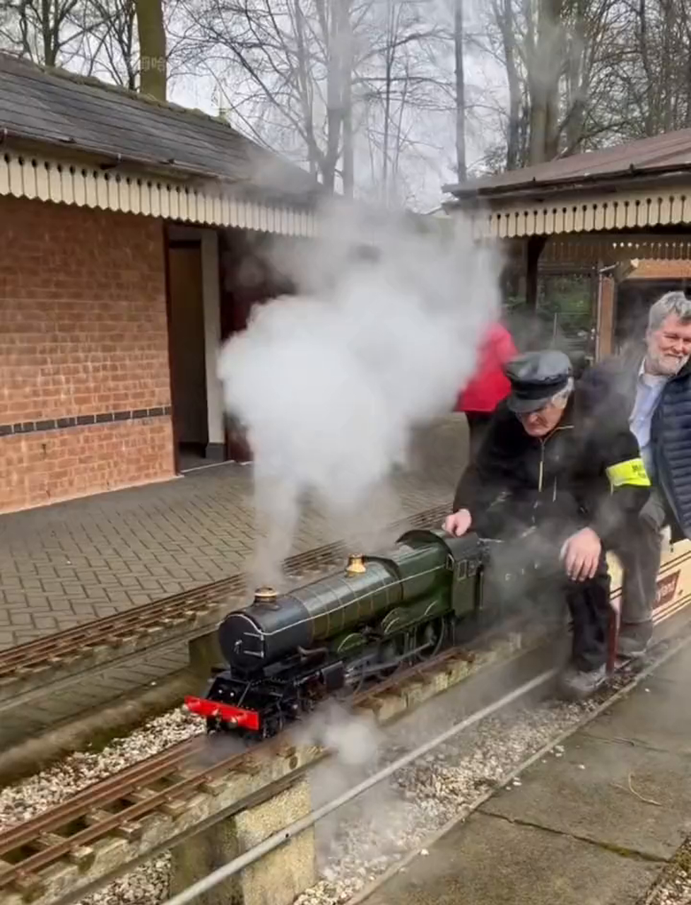 英国一模型爱好者聚会,大家秀出自制蒸汽机作品