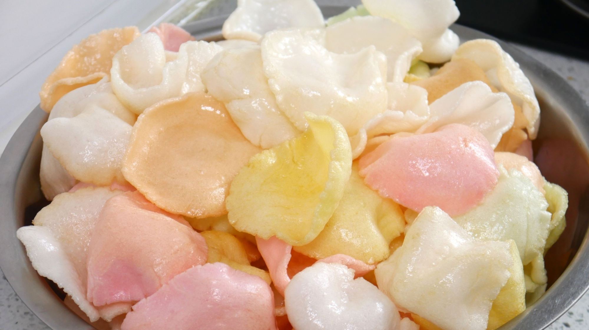 想吃虾片自己在家做,一盘虾片炸一大盆,香脆可口太过瘾了