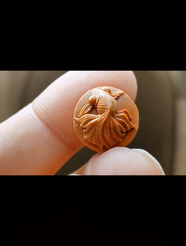 零基础雕刻桃核小金鱼,线条的雕刻方法