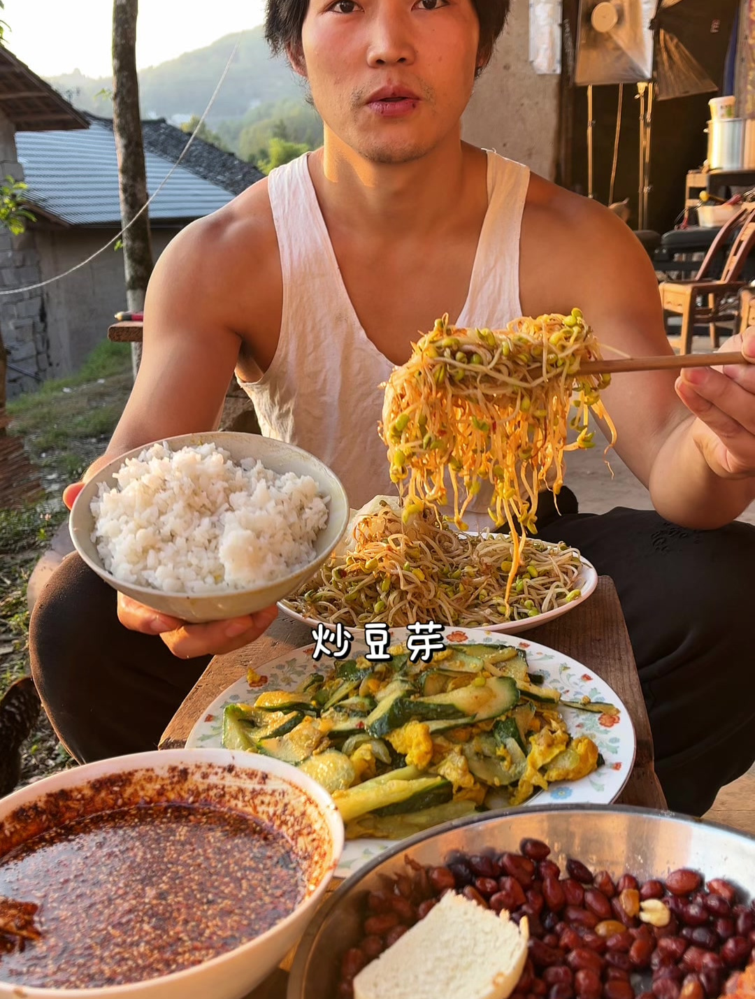 绿豆芽和黄豆芽一起炒,黄瓜炒鸡蛋,美哉美哉
