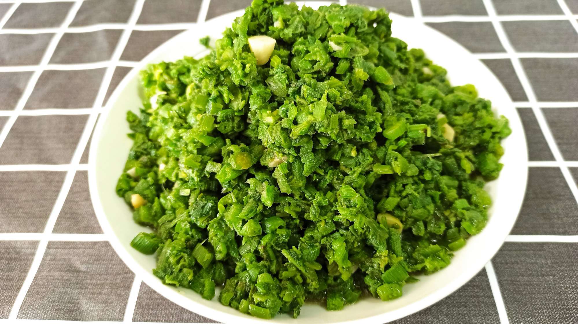 农村小伙为大家分享清炒南瓜叶的做法,吃了它你肯定会偷着笑