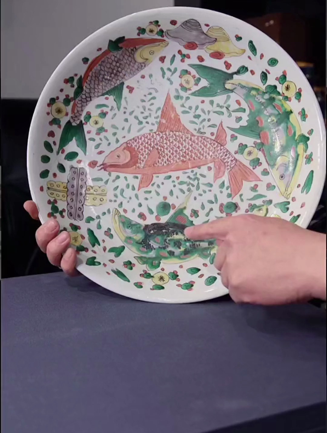 你们觉得这只康熙鱼藻纹大盘如何?收藏 古玩 知识科普 瓷器收藏