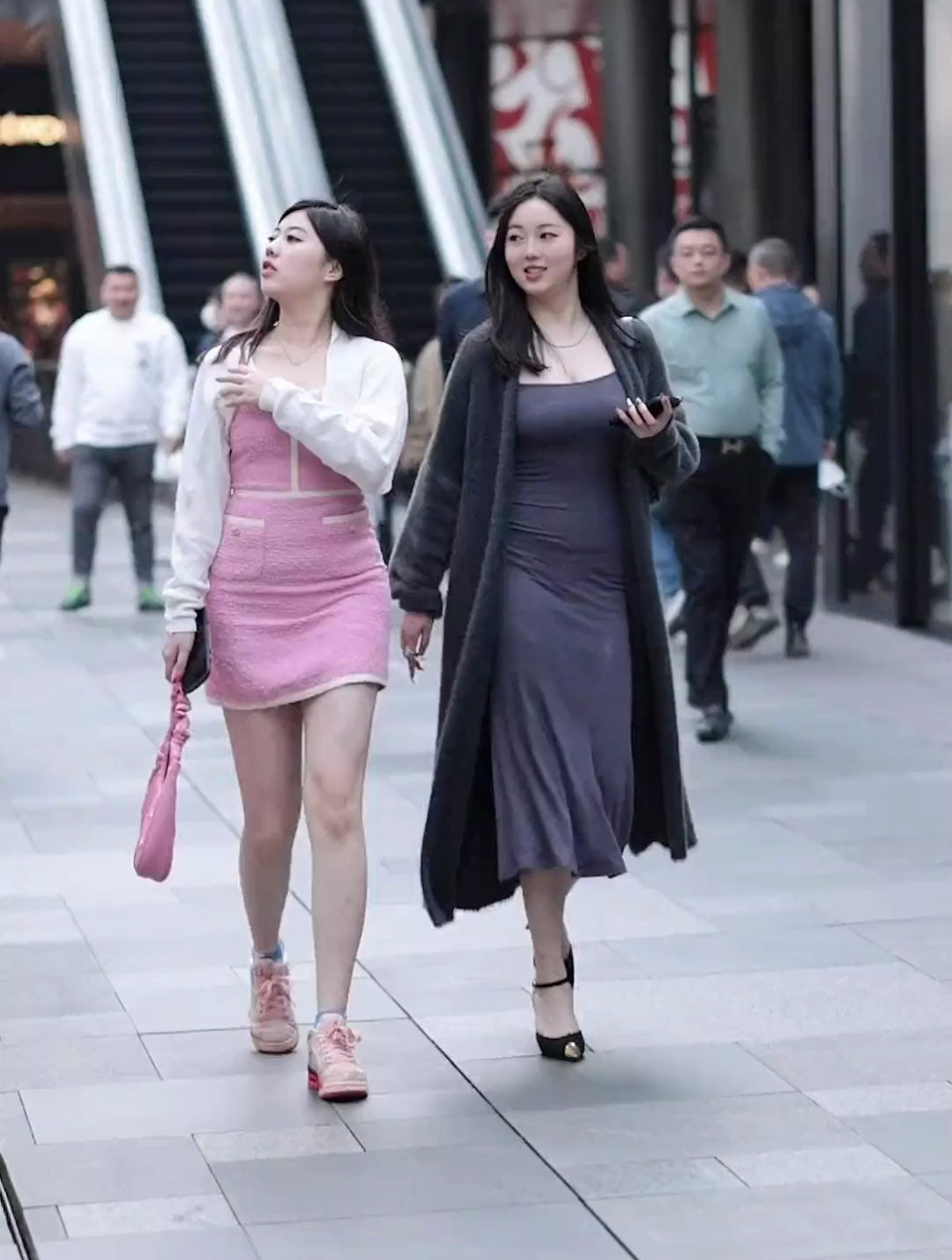 街拍美女,找老婆一定要找这样微胖身材小姐姐