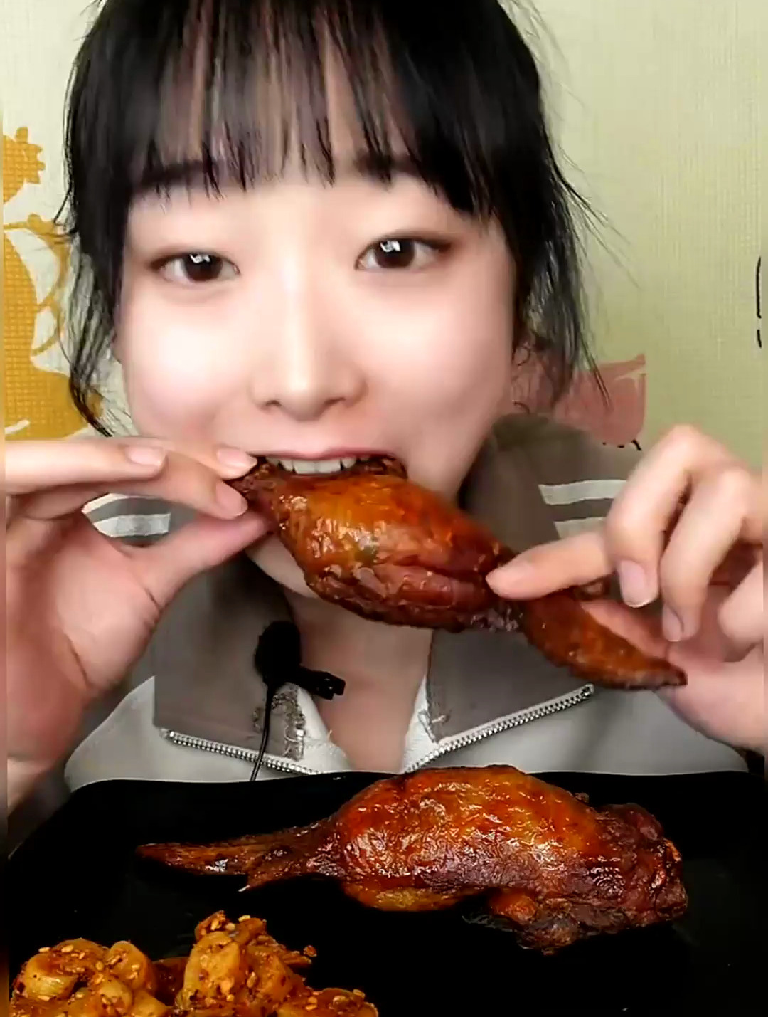 今日推荐美食鸡翅包饭,这是空气炸锅200度25分钟中途翻面一次