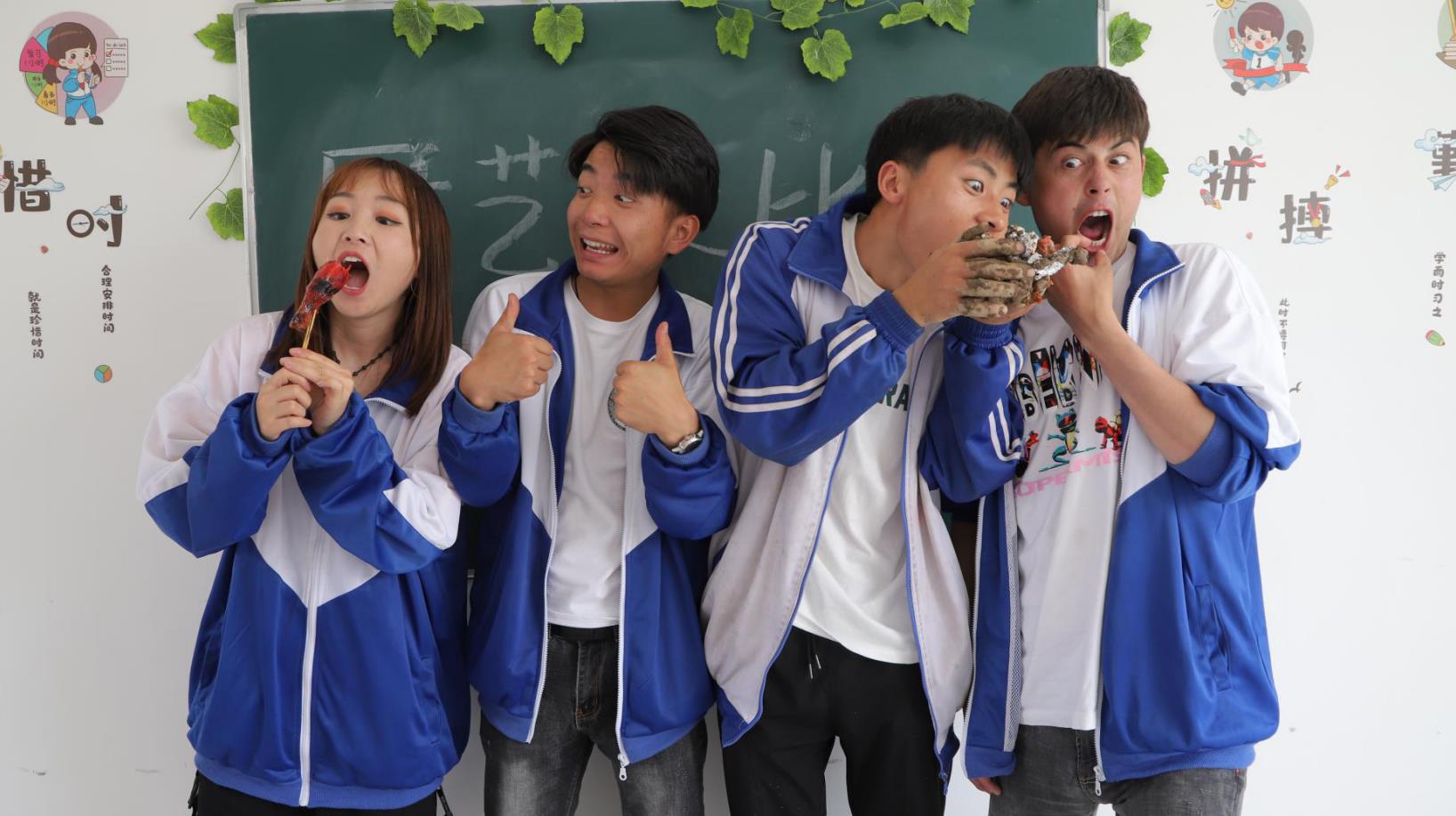 厨艺大比拼,新同学的叫花鸡VS学渣的酸辣烤鸡腿,谁更胜一筹呢