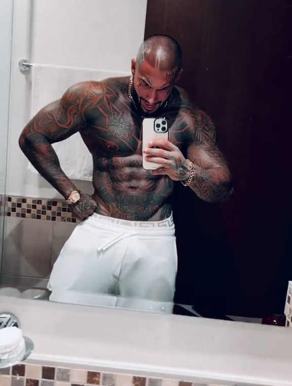 这身纹身好吓人 肌肉男