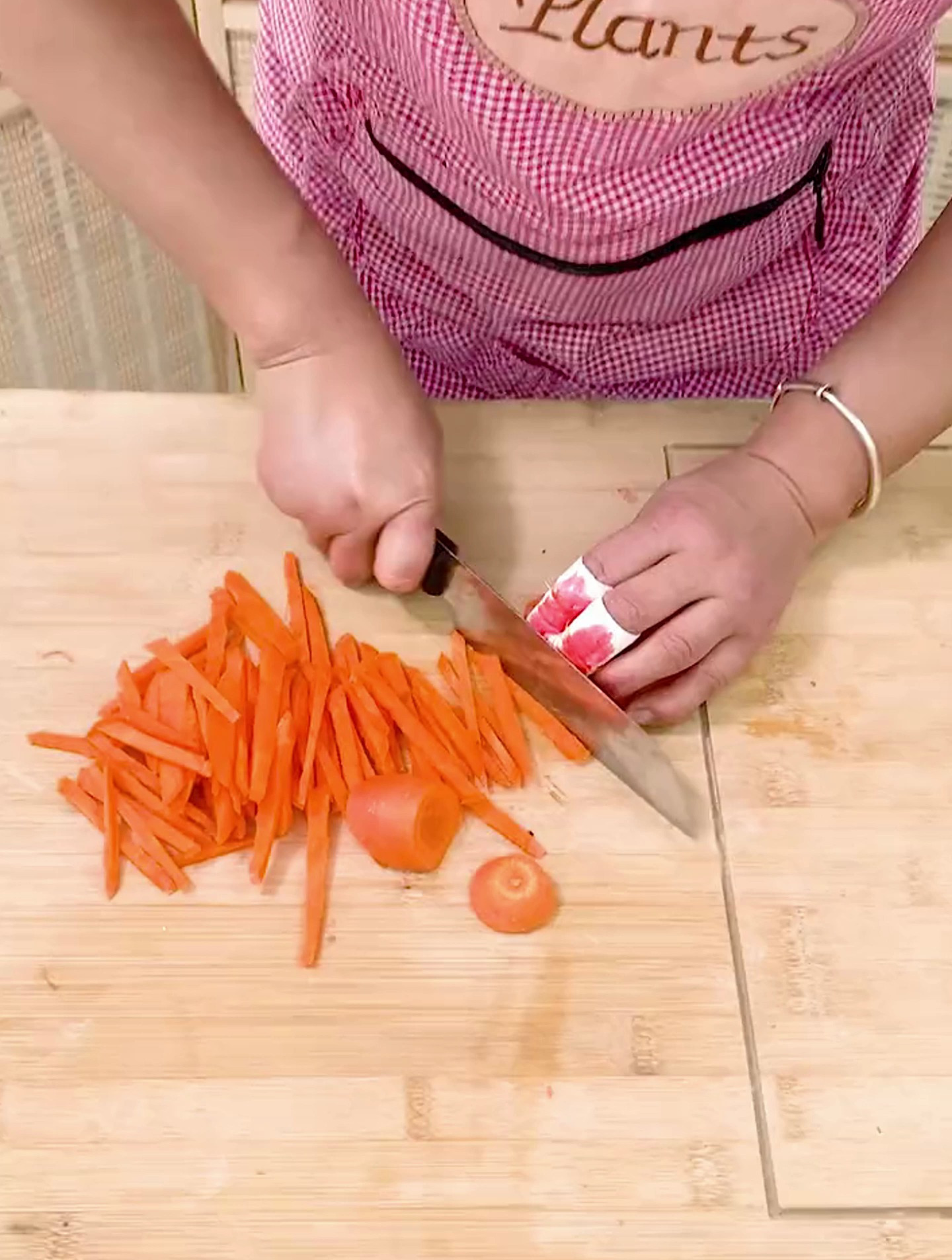 切菜总是切到手的,可以用这个护手神器,轻轻一套再也不会切到手