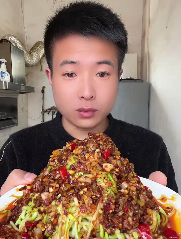 今天来一期美食教程,好吃又下饭的凉拌葫芦丝教学~
