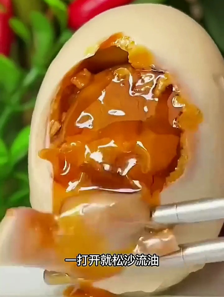 你都吃过咸鸭蛋,有吃过烤鸭蛋吗?蟹黄味的烤鸭蛋,松沙流油!