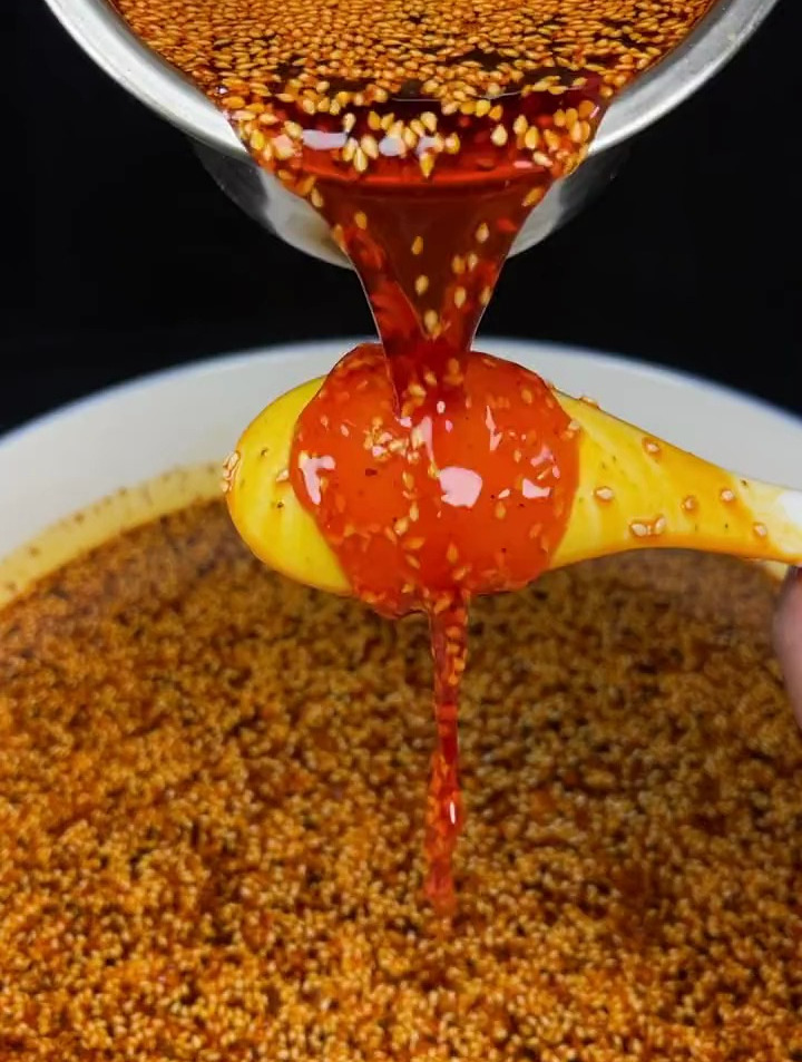 辣椒油加醋变红,加碱超辣,加酒是增香,加入蜂蜜提高黏稠度