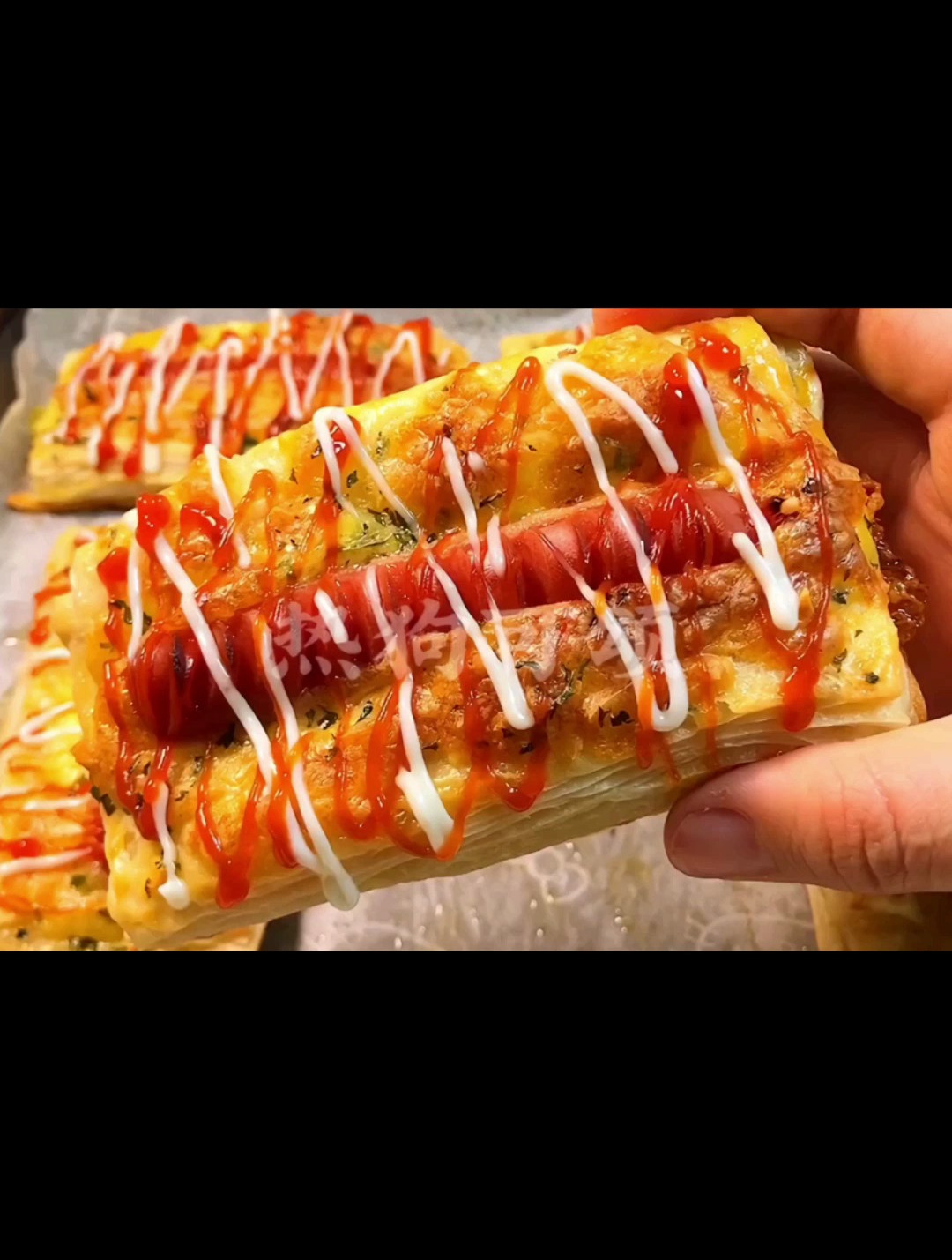 只要一张手抓饼一根火腿肠就能get面包店同款热狗可颂～