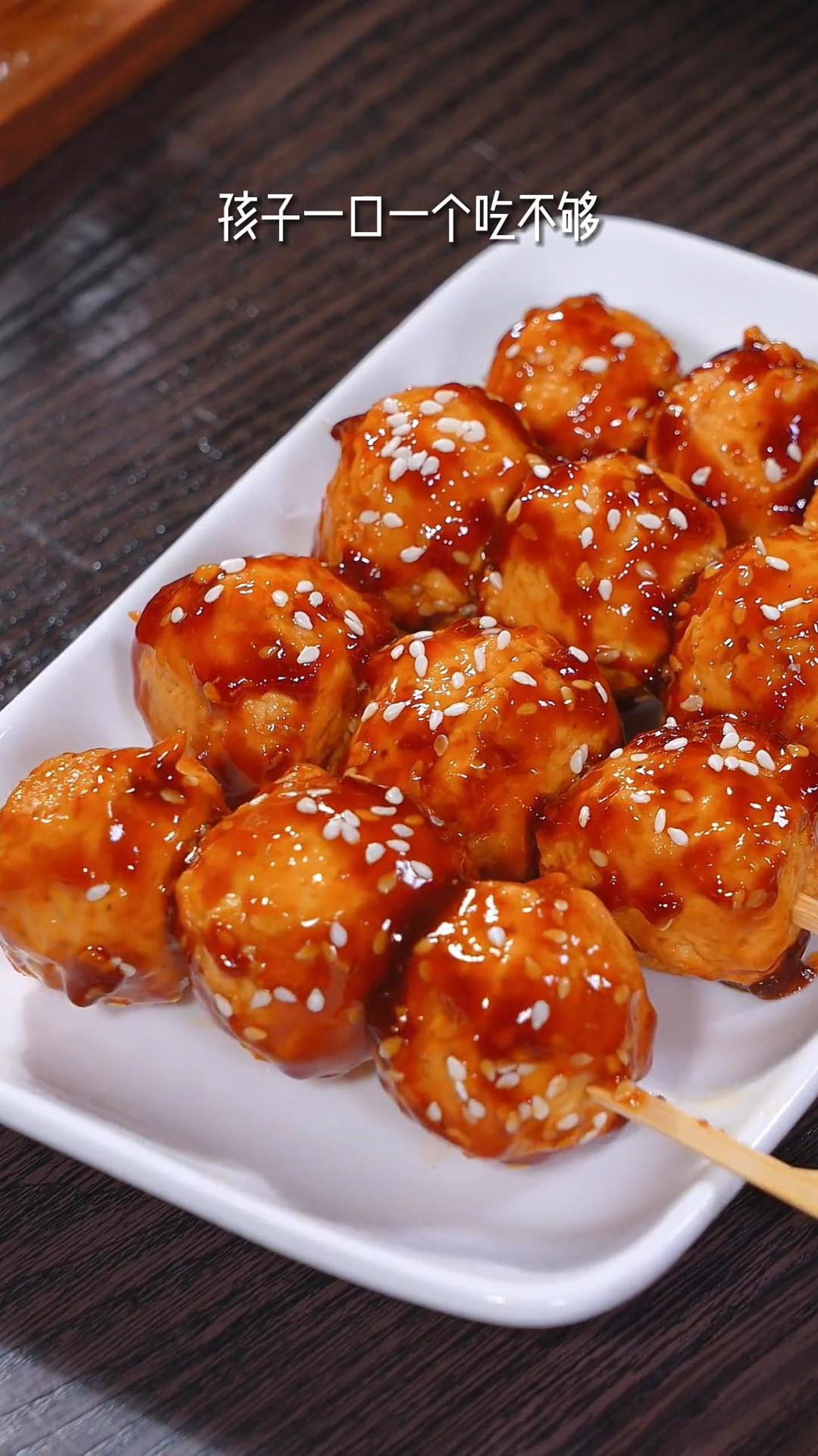 鸡胸肉里放两块豆腐就能做的照烧鸡肉丸,一口一个停不下来