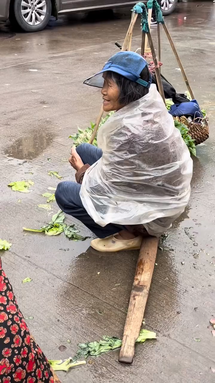 冒着雨赶集卖菜的奶奶一天连一碗面钱都卖不到让人心酸
