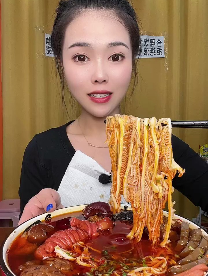 冒菜是一个人的火锅,麻辣鲜香整个吃过瘾!