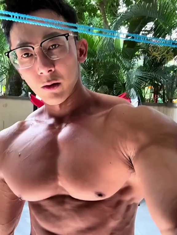 小姐姐们喜欢这样的倒三角身材的帅哥吗?肌肉男