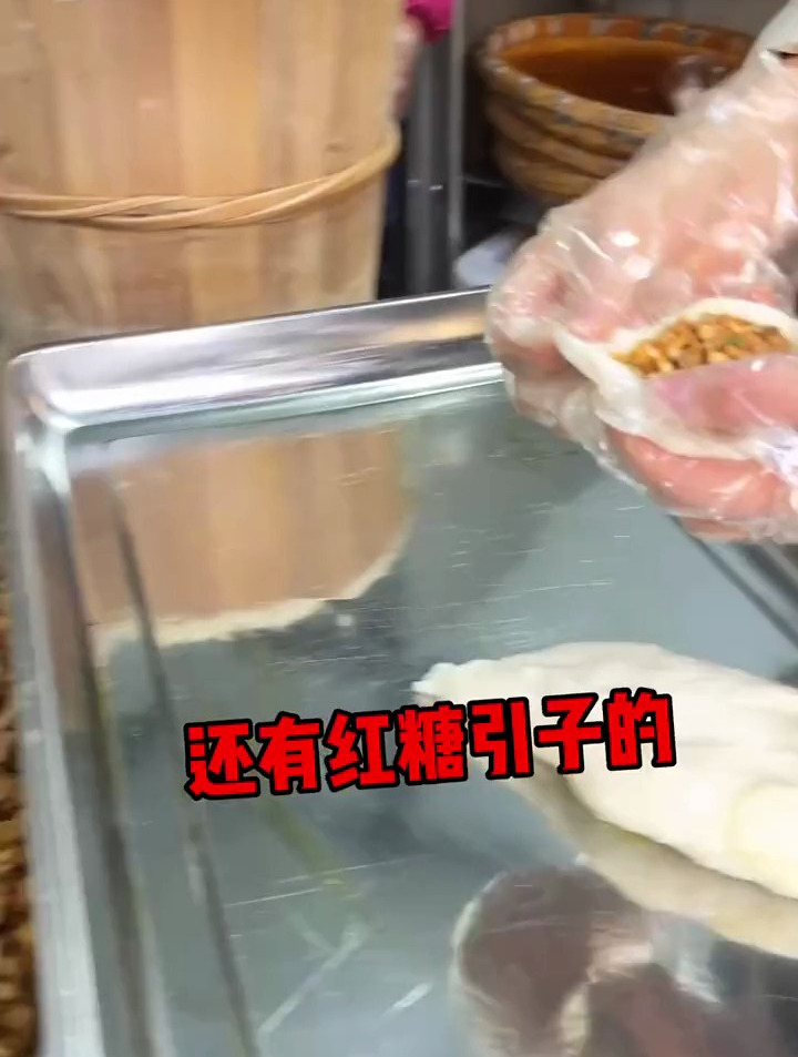 街边贵州小吃 糍粑包豆腐,有心的人已经准备给你带了