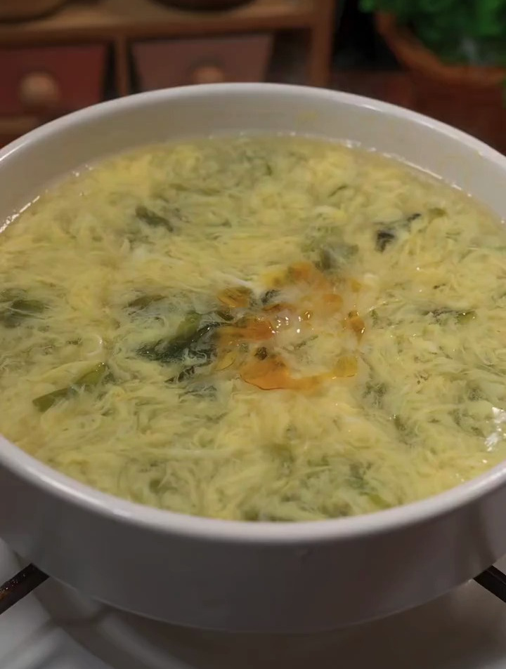 星级饭店做的蛋花汤在家自己也可以,一个鸡蛋就搞定,鲜嫩又好喝