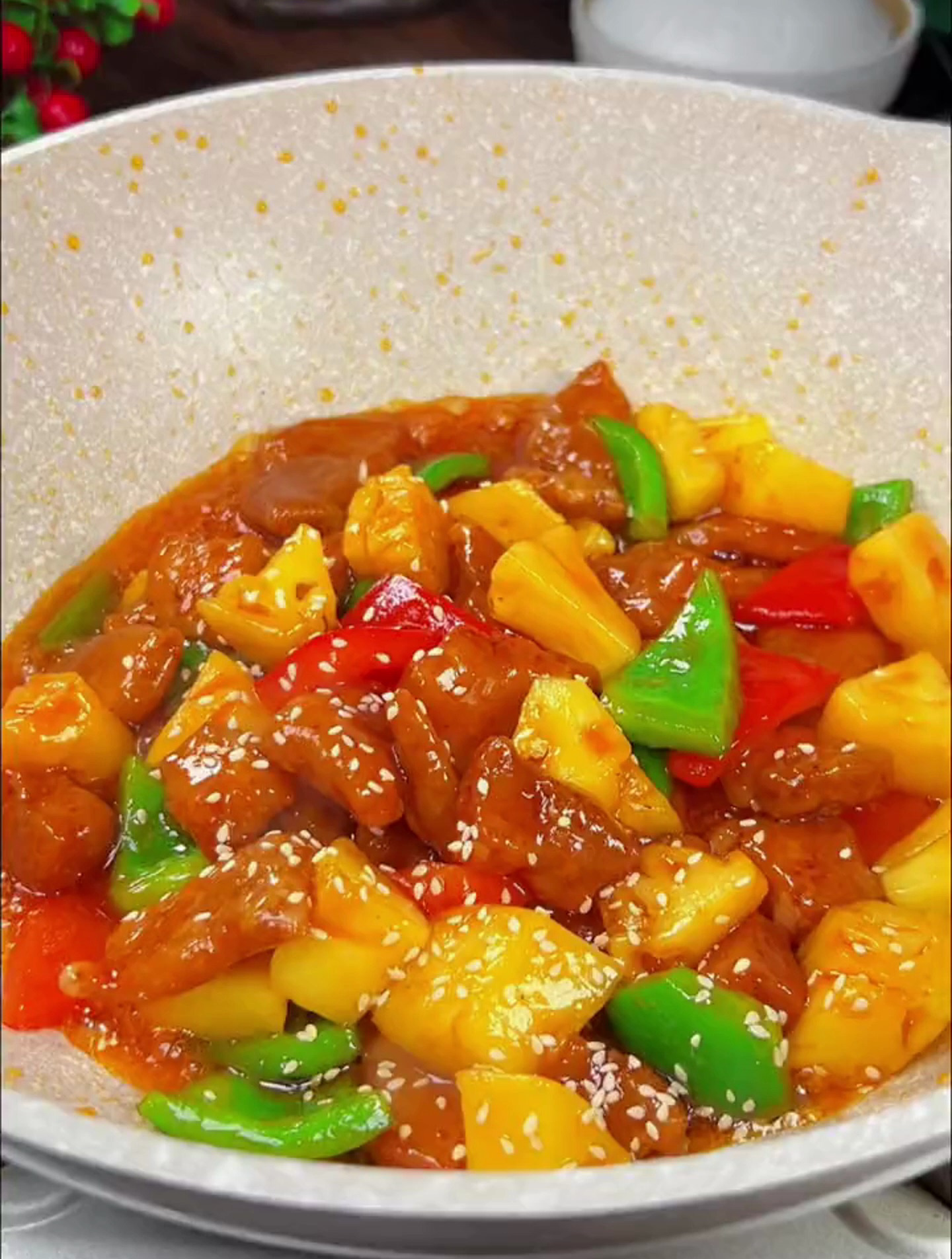 今天分享一道菠萝咕咾肉的详细做法,老人小孩都爱吃