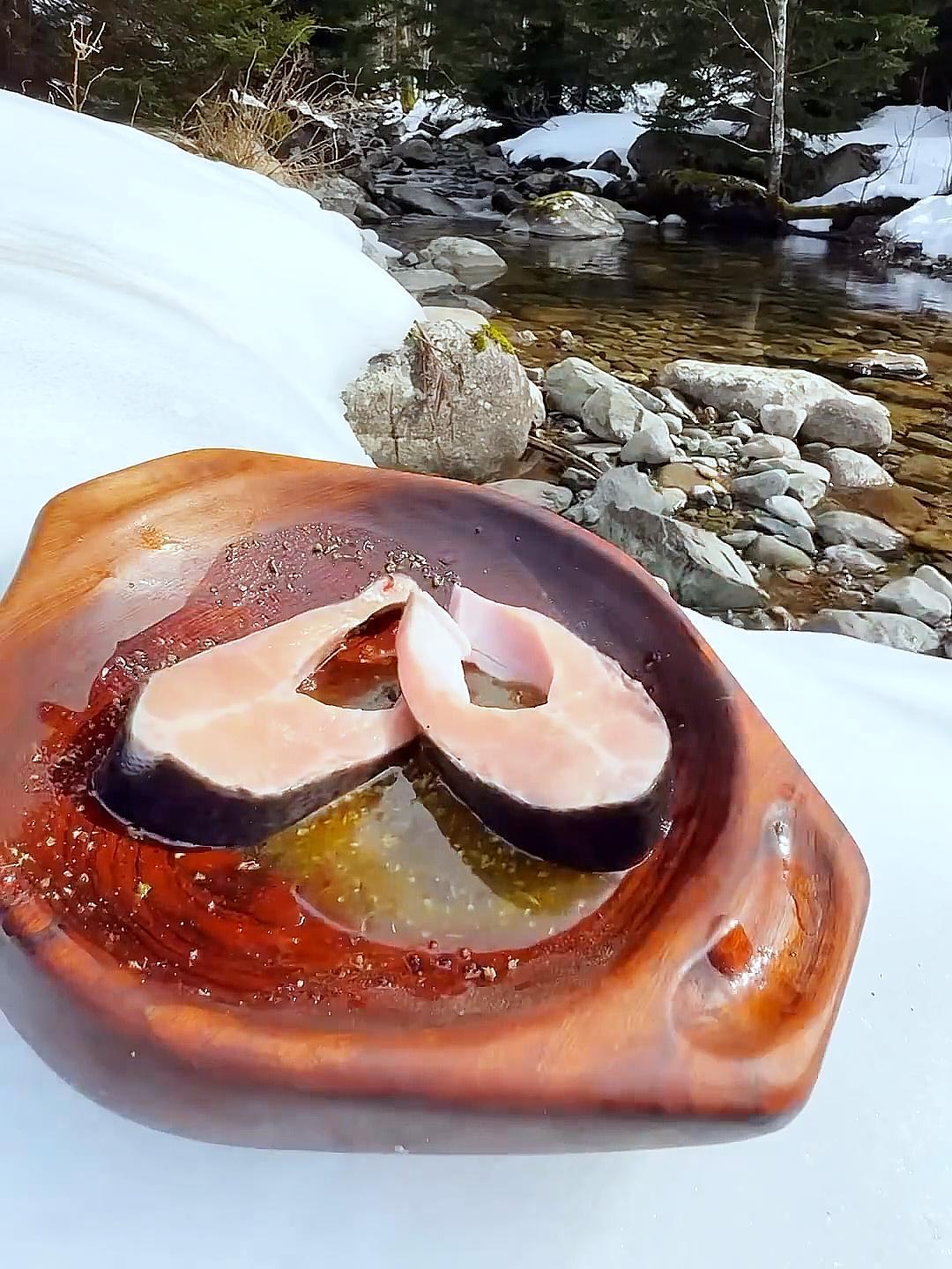 你知道老外是如何烤活鱼的吗?来自冰天雪地里大山深处的美食