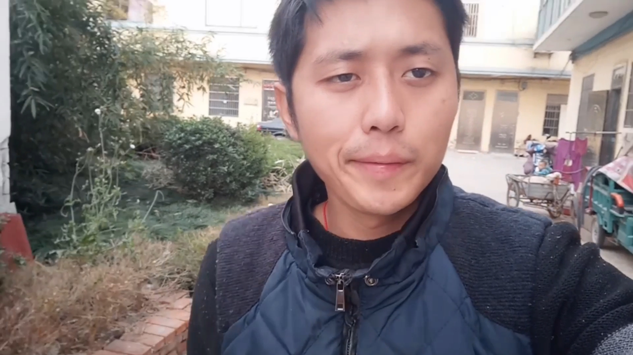 村里面来了个炸爆米花的,小伙去炸了一锅,真香!儿时的味道!