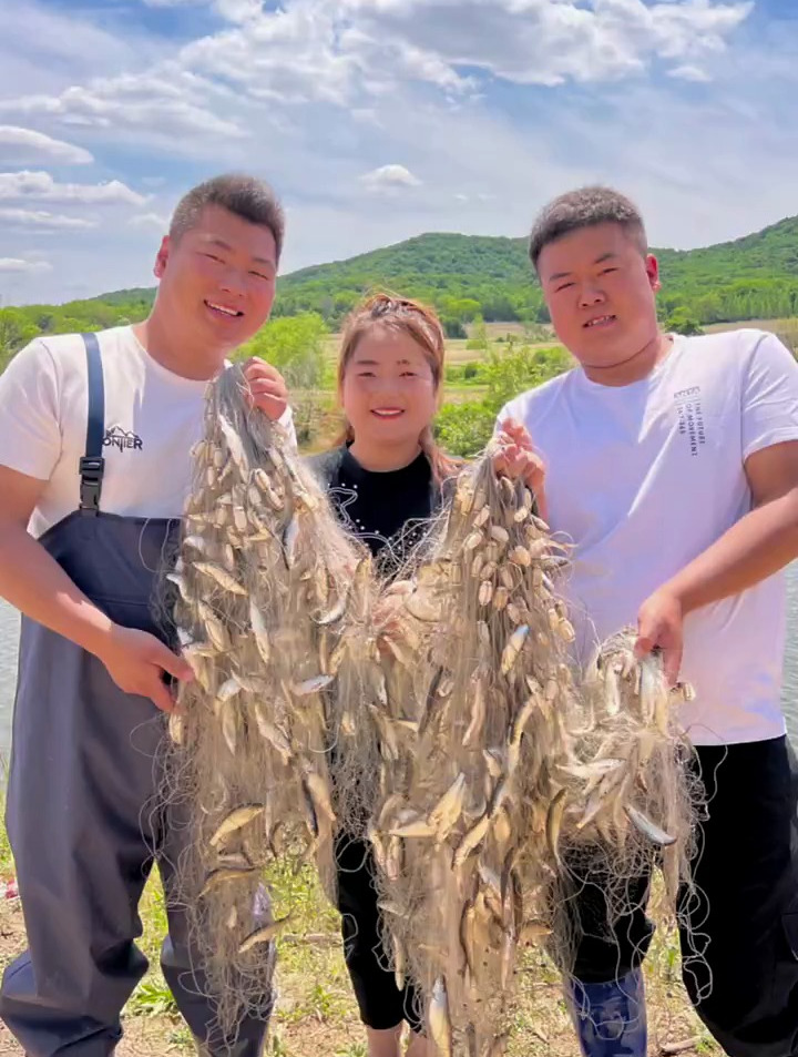 今天这鱼挂的真过瘾呀,就是摘鱼时候有点费劲呀