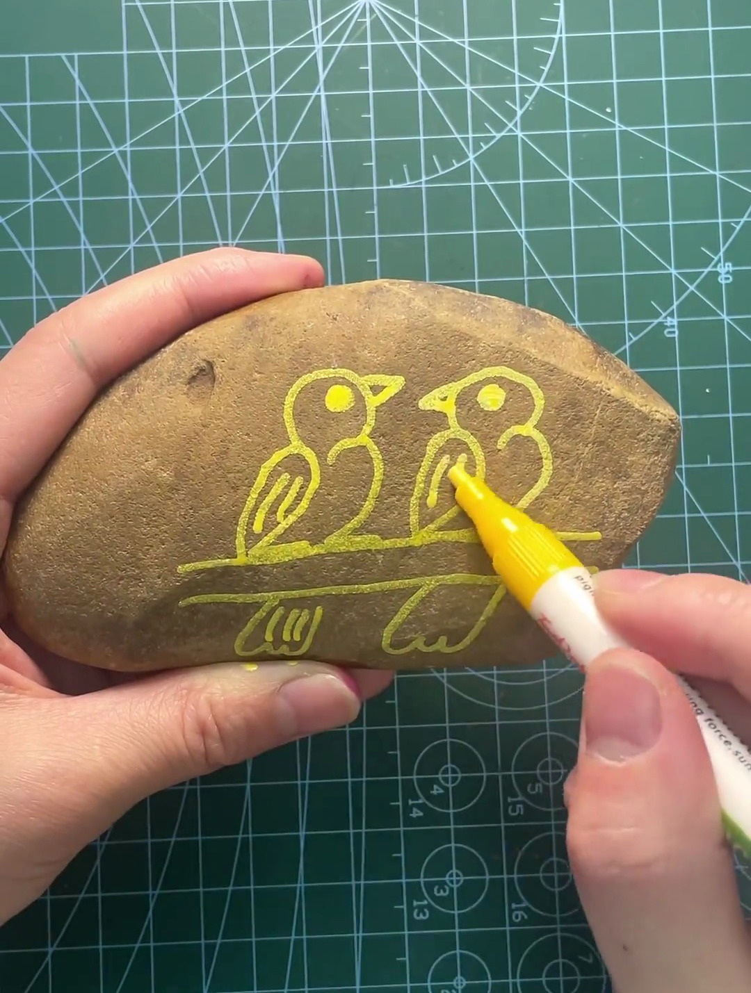 4个2画比翼鸟,石头画简笔画