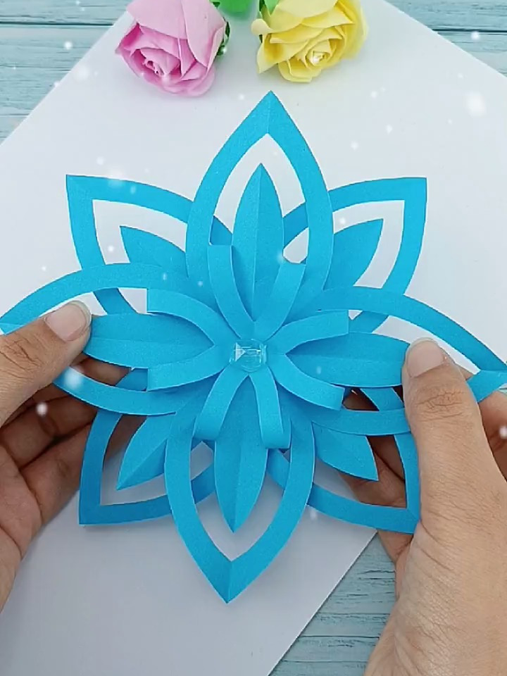 简单精致的立体雪花,用来装饰教室真的很美