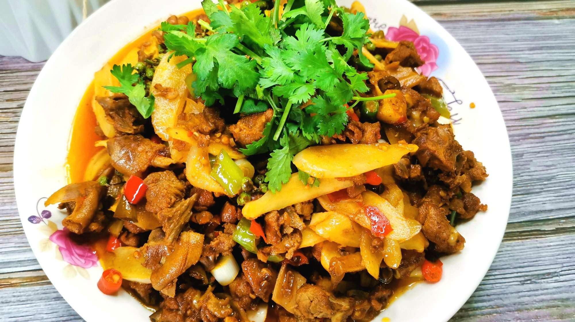 仔姜爆鸭子,一道非常有名的川味家常菜,麻辣鲜香,配上啤酒巴适