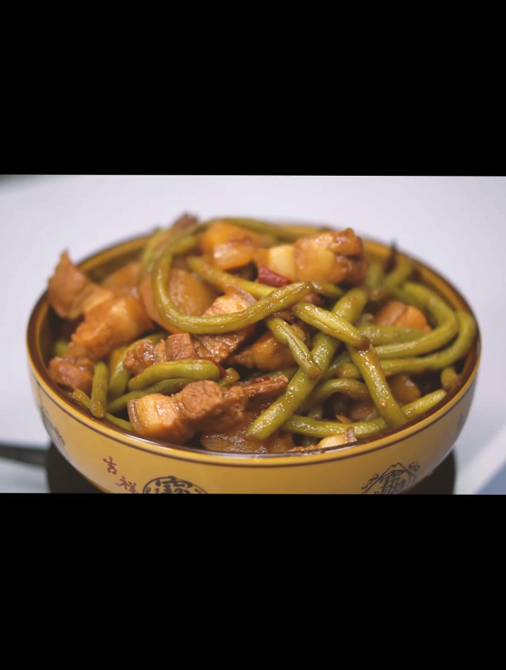 简单好吃的家常菜,红烧肉炖豆角,不管是配米饭还是馒头都超好吃