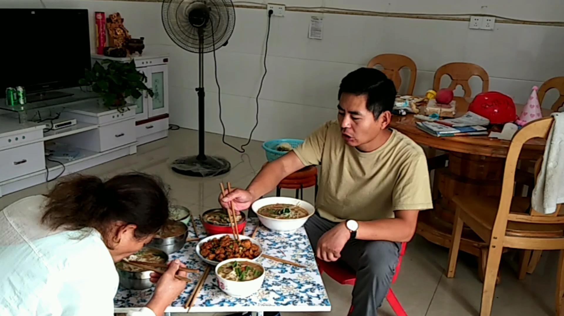 辣椒爆炒鱼籽,亲自下厨再煮一锅面条,农村小亮简单午饭