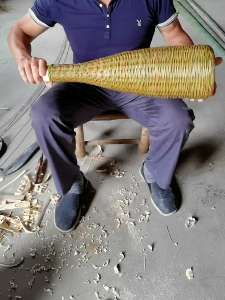 常用倒鱼笼抓鱼,晚上放在水流入口处,第二天早上就有很多鱼