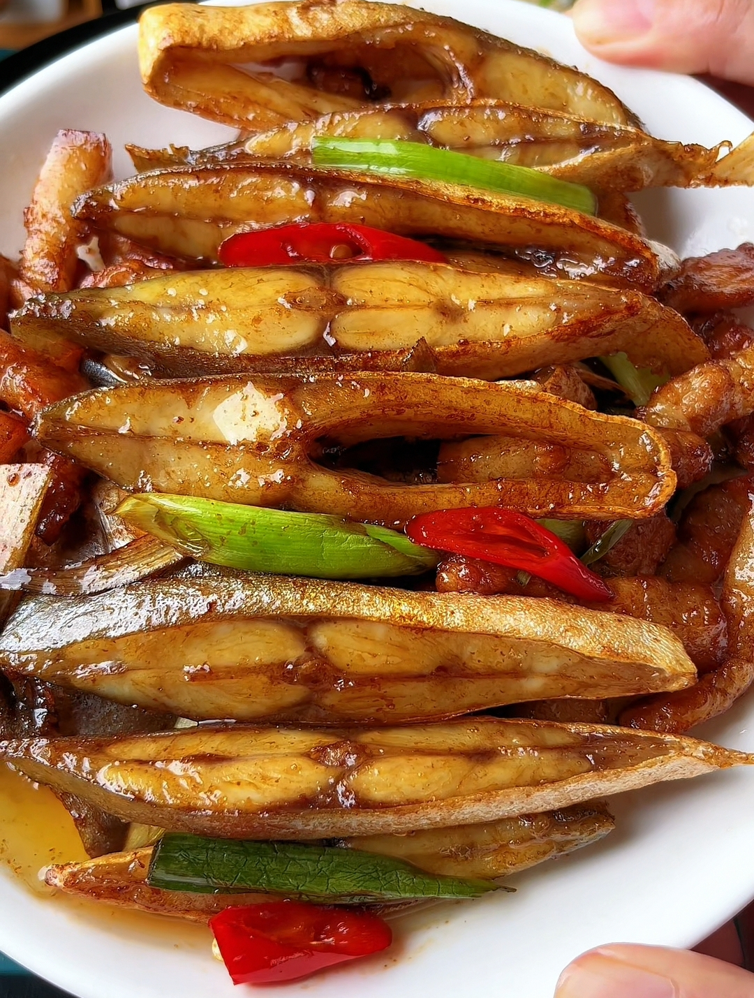 五花肉加金鲳鱼,不加盐不加水,出锅就成海边人喜欢吃的做法