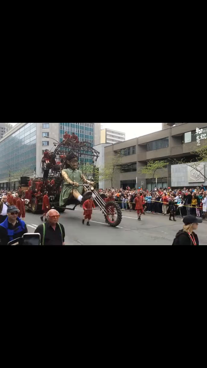 为何会有巨人行走在街头?!世界最大的提线木偶表演!