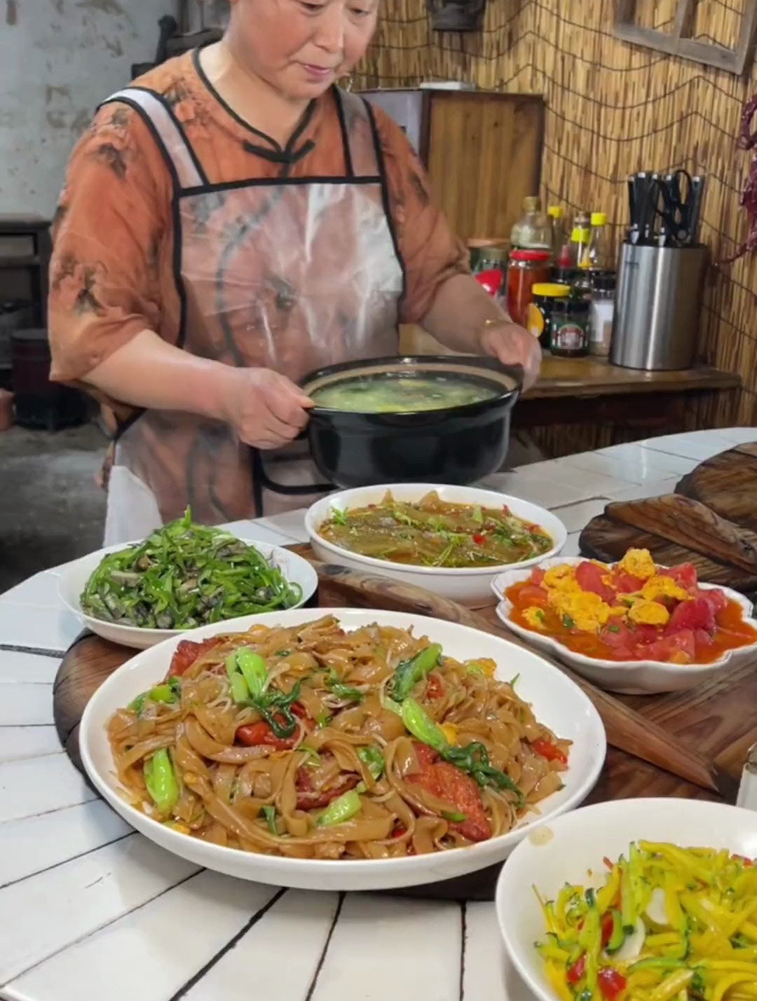 夏天吃饭没胃口,那就来一碗香辣炒河粉吧!