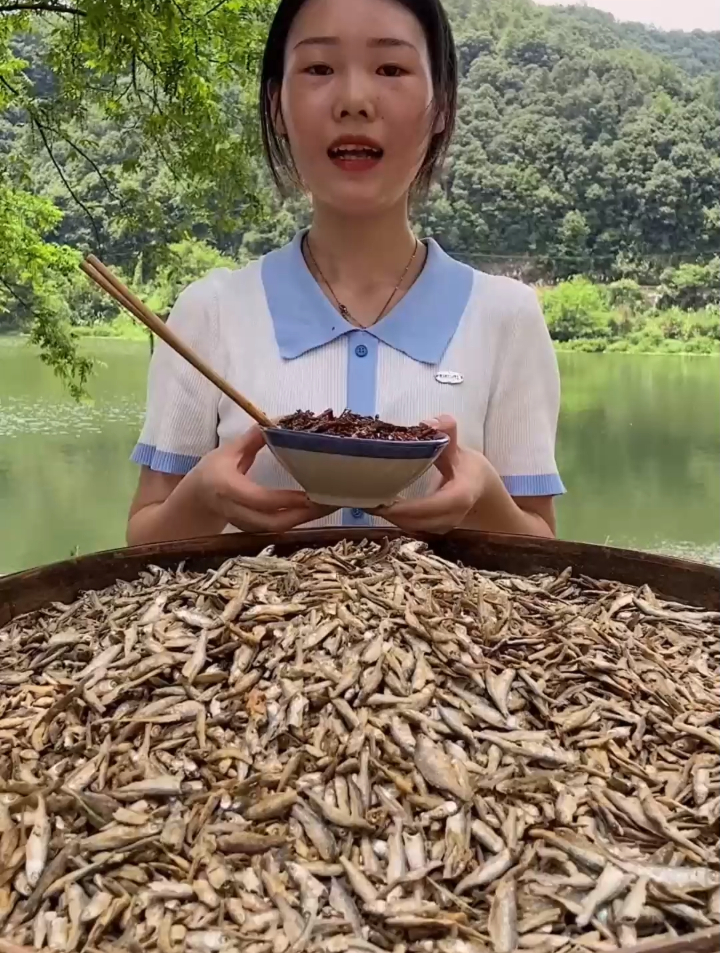 这个比较辣 不能吃辣的别尝试哦 湖南的柴火鱼 又香又辣