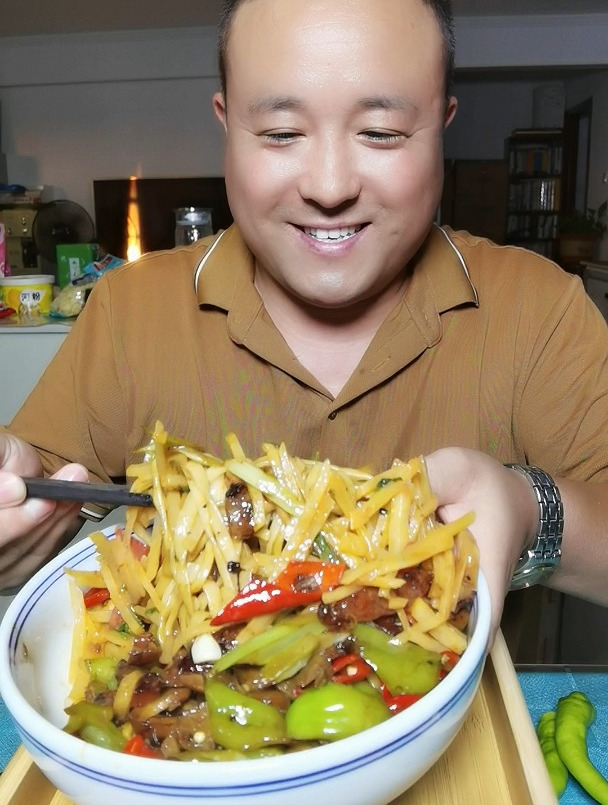 简单美味炒菜拌面油滋滋的看着就有食欲吃一口满嘴留香味道绝绝子