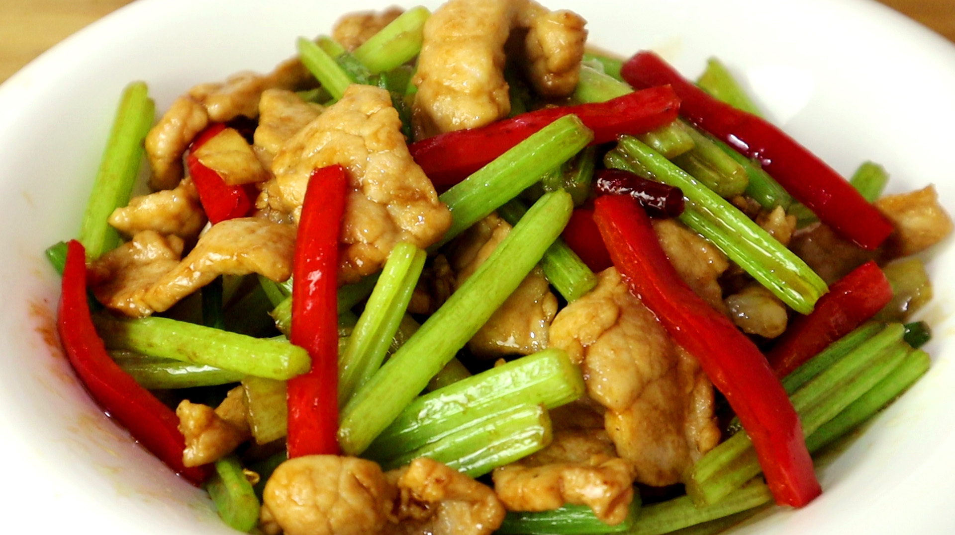 芹菜炒肉,万万不可直接下锅炒,多做这一步,肉片滑嫩更入味