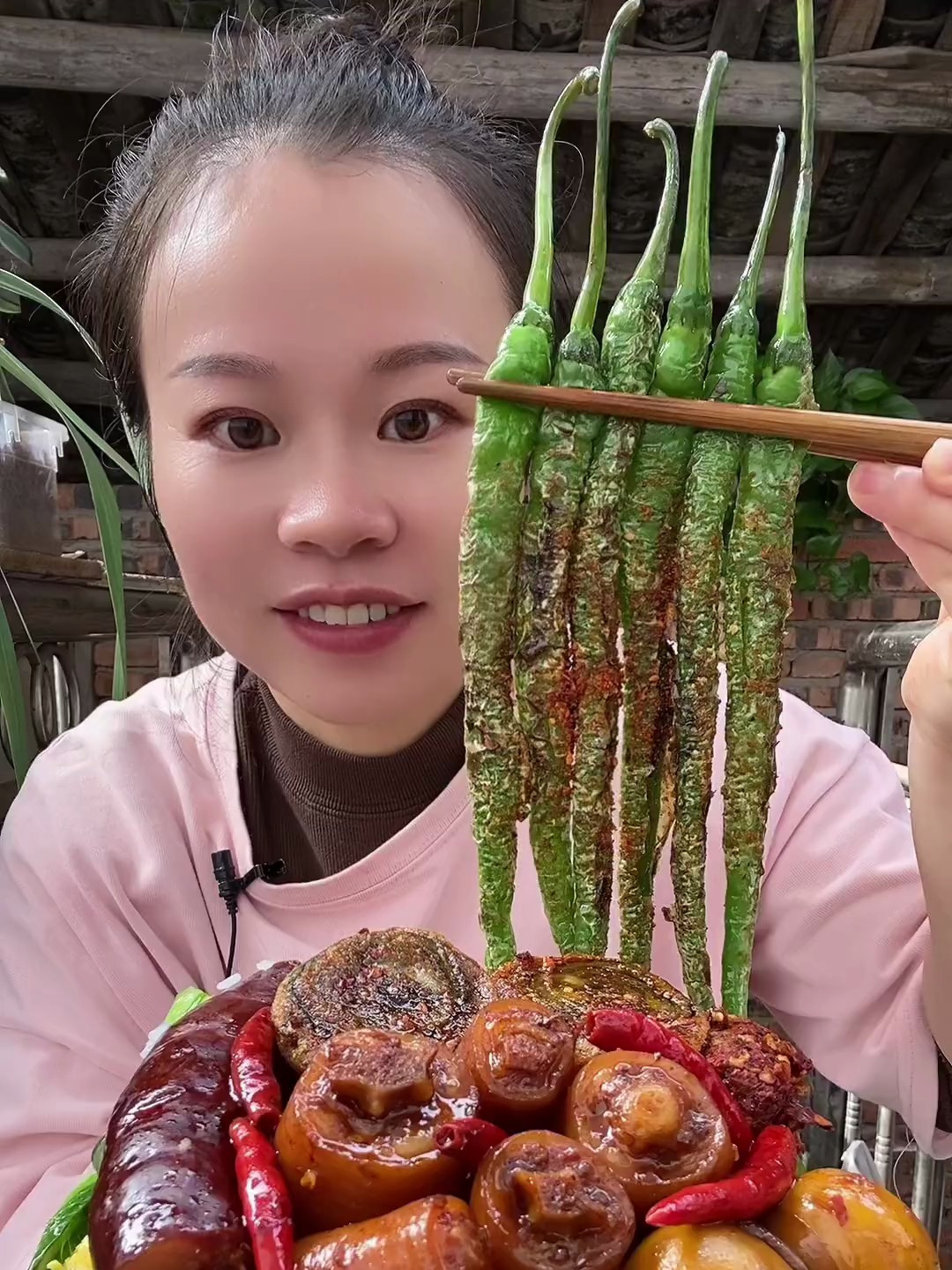 开饭,开饭,猪尾巴,麻辣霉豆腐。菜尖,辣椒,全是好吃的
