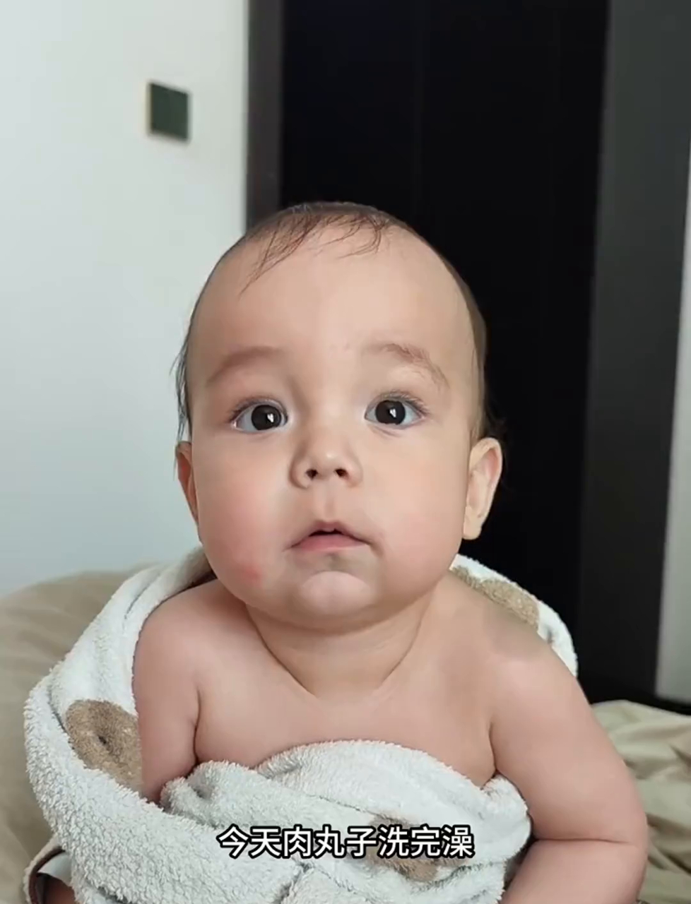 只有一颗牙的宝宝真的太可爱啦!