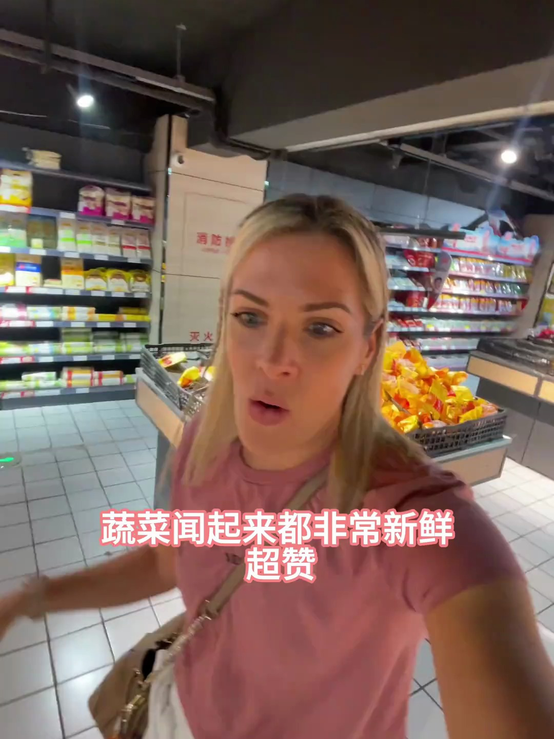 英国一家五口游中国,逛超市被满墙方便面震惊,种类各异太神奇了