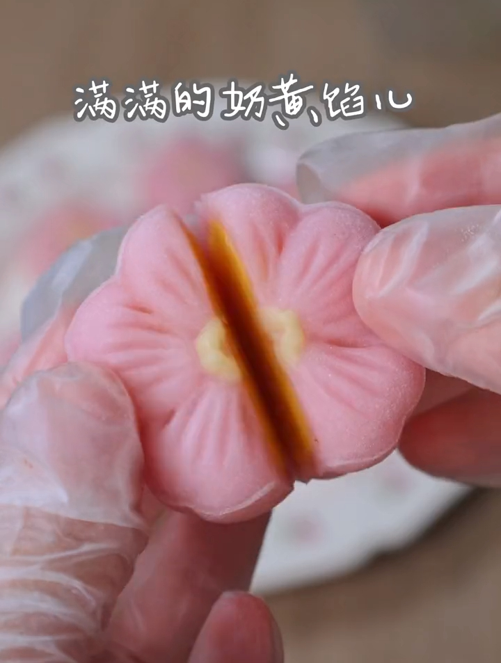高颜值的樱花冰皮月饼,做法简单,奶香浓郁的奶黄馅儿
