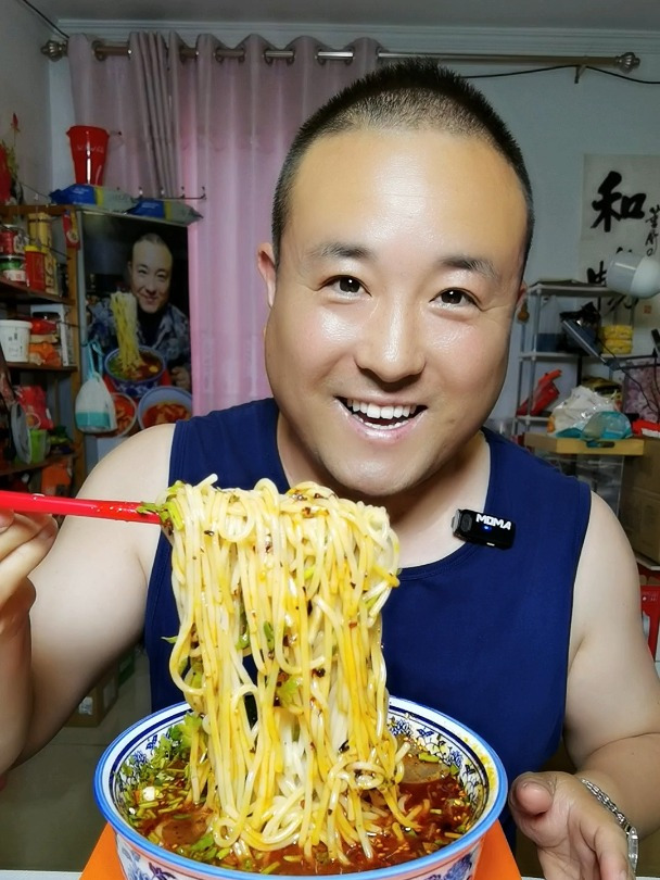 网上买的兰州牛肉面煮了一包,味道还真不错,比兰州拉面好吃很多